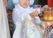 Bocah Bawa THR Lebaran Satu Kantong Plastik Penuh Netizen Langsung Iri