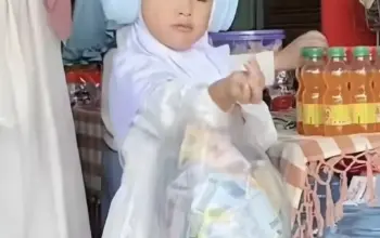 Bocah Bawa THR Lebaran Satu Kantong Plastik Penuh Netizen Langsung Iri