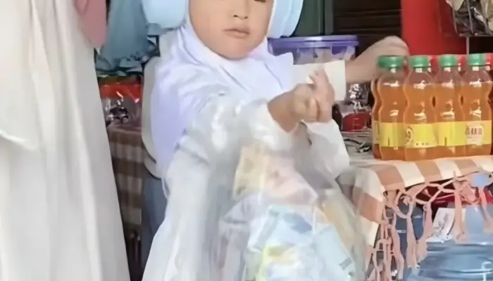 Bocah Bawa THR Lebaran Sekantong Plastik, Aksinya Viral dan Bikin Netizen Iri