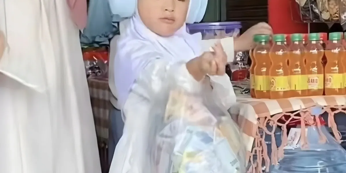 Bocah Bawa THR Lebaran Satu Kantong Plastik Penuh Netizen Langsung Iri