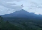 Breaking News! Gunung Semeru Erupsi Pagi Ini, Kolom Abu Capai 1 Km, Warga Diminta Waspada