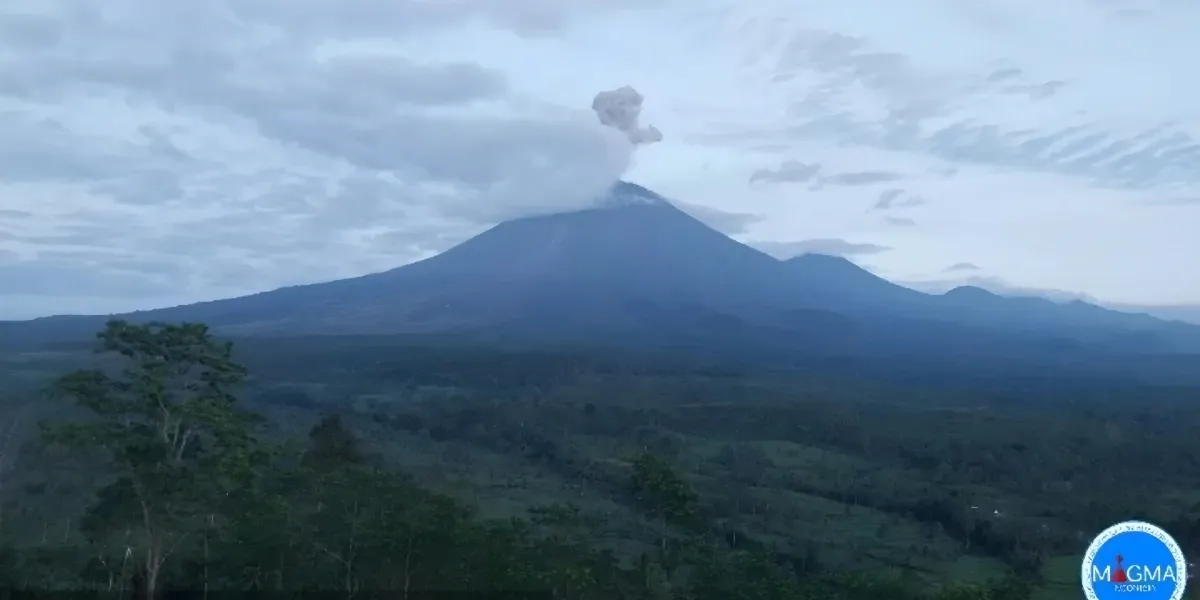Breaking News Gunung Semeru Erupsi Pagi Ini Abu Vulkanik Capai 1 Km