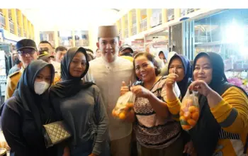 Bupati Lampung Selatan Sidak Pasar Natar, Pastikan Harga Sembako Stabil Jelang Lebaran 3 Bupati Lampung Selatan Sidak Pasar Natar Pastikan Harga dan Stok Sembako Aman Jelang Lebaran