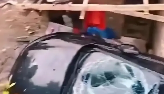 Mobil Ford Fiesta Terjun ke Rumah Warga di Ungaran Timur Saat Hujan Deras, Ibu dan Dua Anak Selamat