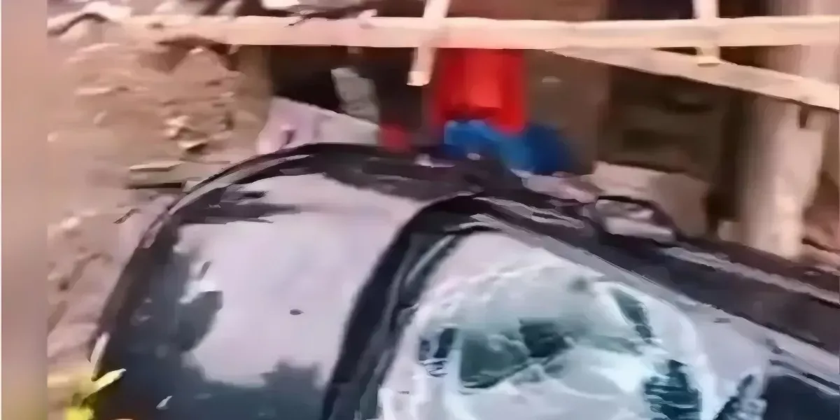 Ford Fiesta Nyungsep ke Rumah Warga di Ungaran Timur Saat Hujan Lebat, Ibu dan Dua Anak Selamat