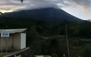 Gunung Merapi Terlihat Mengeluarkan Asap Tebal 100 Meter, Waspadai Awan Panas Guguran