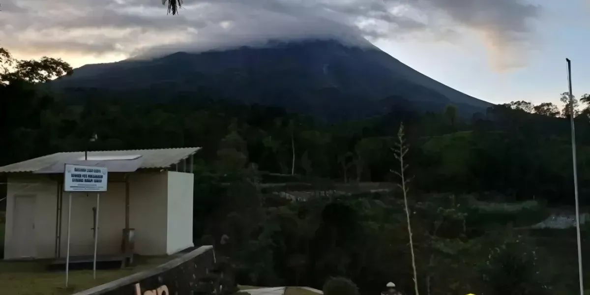 Gunung Merapi Terlihat Mengeluarkan Asap Tebal 100 Meter, Waspadai Awan Panas Guguran