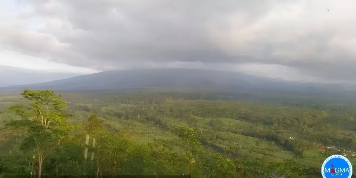 Gunung Semeru Erupsi 17 Kali dalam Sehari Warga Diminta Siaga Lahar