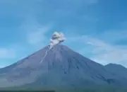 Gunung Semeru Erupsi Pagi Ini Kolom Abu Mencapai 800 Meter Warga Diimbau Menjauh