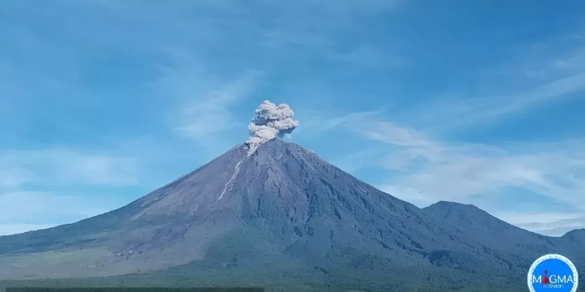 Gunung Semeru Erupsi Pagi Ini Kolom Abu Mencapai 800 Meter Warga Diimbau Menjauh
