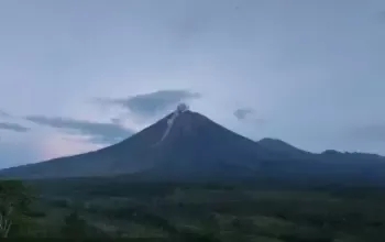 Gunung Semeru Hari Ini Meletus 14 Kali Warga Sekitar Diminta Tetap Waspada
