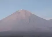 Gunung Semeru Kembali Erupsi, Kolom Abu Setinggi 400 Meter Terlihat dari Puncak