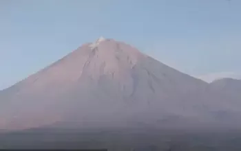 Gunung Semeru Kembali Erupsi, Kolom Abu Setinggi 400 Meter Terlihat dari Puncak