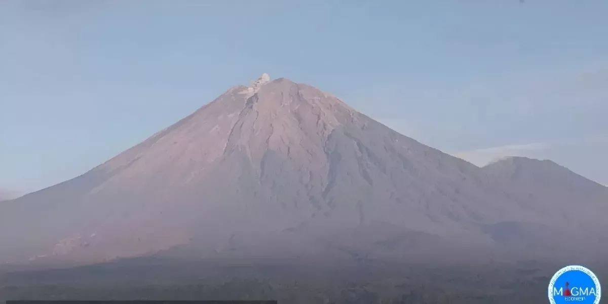 Gunung Semeru Kembali Erupsi, Kolom Abu Setinggi 400 Meter Terlihat dari Puncak