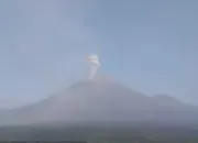Gunung Semeru Erupsi Pagi Ini: Kolom Abu Capai 1 Km, Warga Diminta Waspada 9 Gunung Semeru Meletus Hari Ini: Abu Vulkanik Capai 1 Km, Warga Diminta Jauhi Besuk Kobokan
