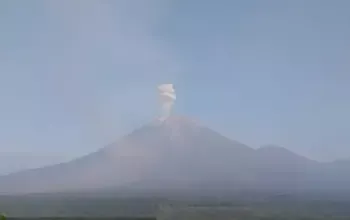 Gunung Semeru Erupsi Pagi Ini: Kolom Abu Capai 1 Km, Warga Diminta Waspada 2 Gunung Semeru Meletus Hari Ini: Abu Vulkanik Capai 1 Km, Warga Diminta Jauhi Besuk Kobokan
