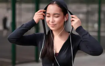 Hati-hati! Menggunakan Earphone Bisa Berdampak Buruk bagi Kesehatan, Simak Penjelasannya