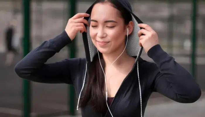 Earphone: Teman Setia yang Menyimpan Risiko Kesehatan Tersembunyi