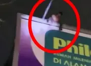 Viral! Pria Panjat Baliho di Alam Sutera Diduga Depresi Usai Judi Online, Picu Kemacetan Parah