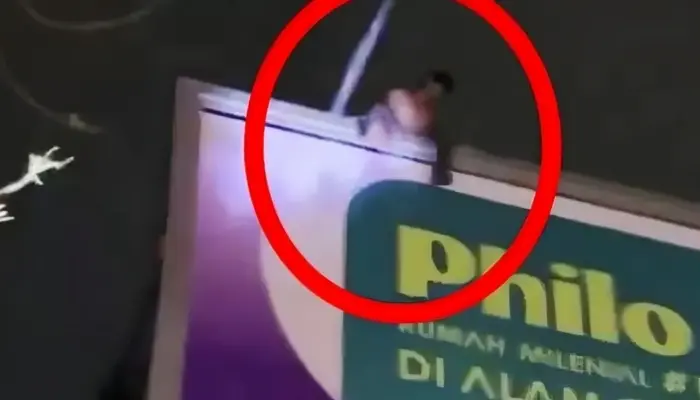 Viral! Pria Panjat Baliho di Alam Sutera Diduga Depresi Usai Judi Online, Picu Kemacetan Parah