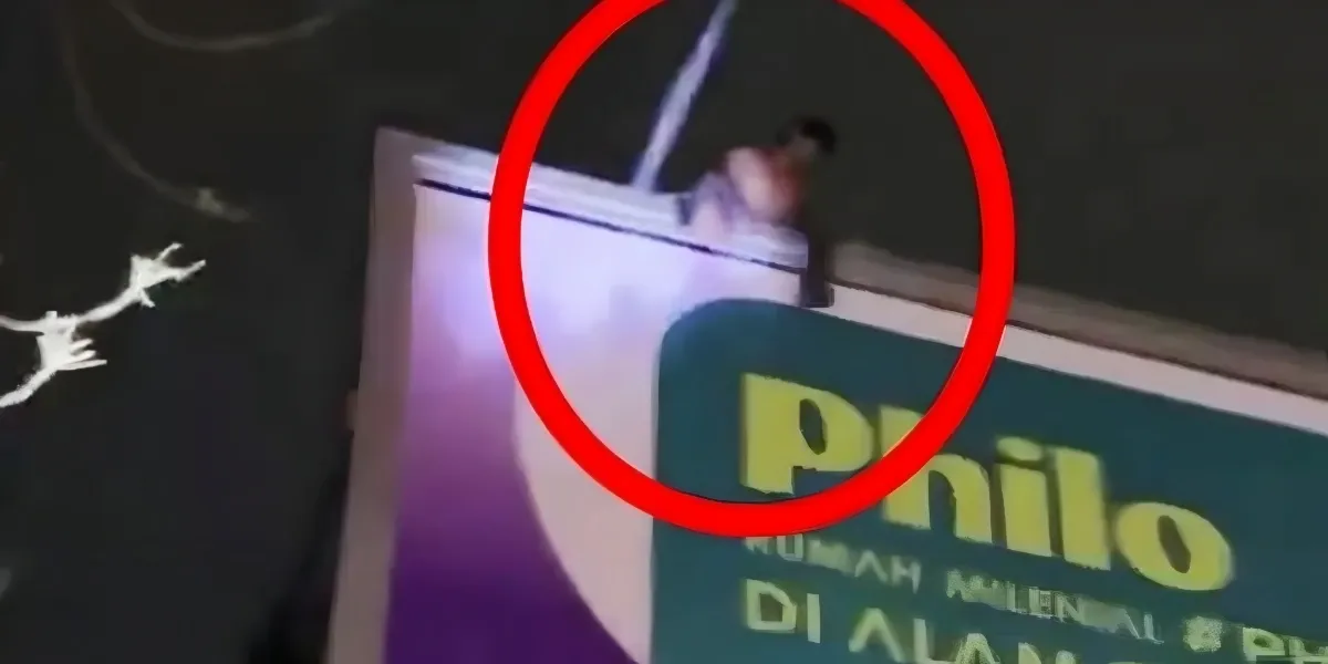 Heboh di Alam Sutera Pria Panjat Baliho Diduga Akibat Judi Online Picu Macet Panjang