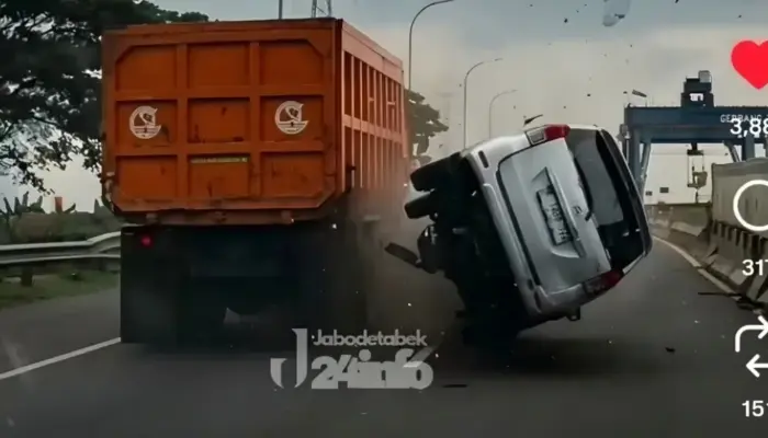 Diduga Ngantuk, Mobil Xenia Tabrak Truk di Tol Gempol–Kejapanan