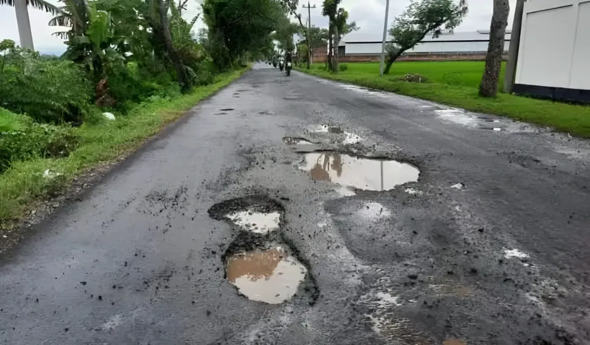 Kondisi Jalan Berlubang di Bandar Lampung Mengkhawatirkan, TDM Ingatkan Pengendara Hati-Hati