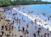 Anyer–Cinangka Dipadati Wisatawan Saat Libur Idulfitri, Jalur Utama Berlakukan One Way