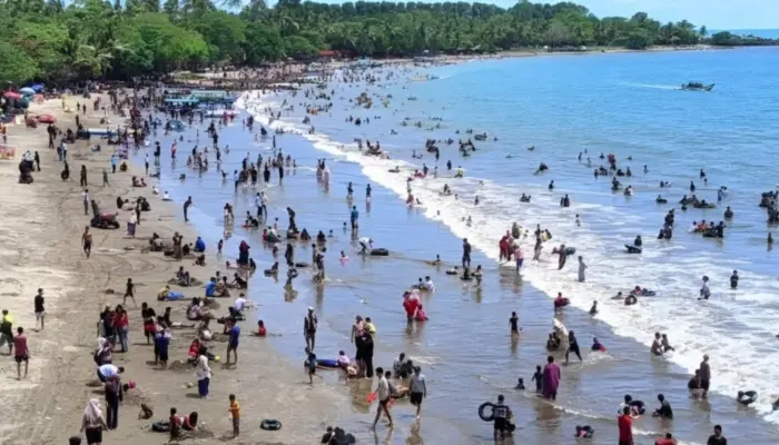 Anyer–Cinangka Dipadati Wisatawan Saat Libur Idulfitri, Jalur Utama Berlakukan One Way