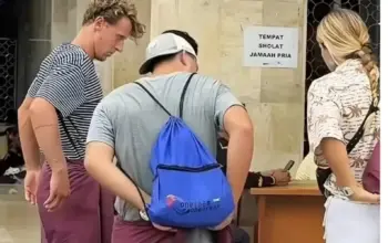 Masjid Istiqlal Sediakan Jubah bagi Turis Non Muslim sebagai Bentuk Penghormatan