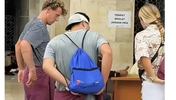 Masjid Istiqlal Berikan Jubah untuk Turis Non Muslim, Wujud Penghormatan di Tempat Ibadah