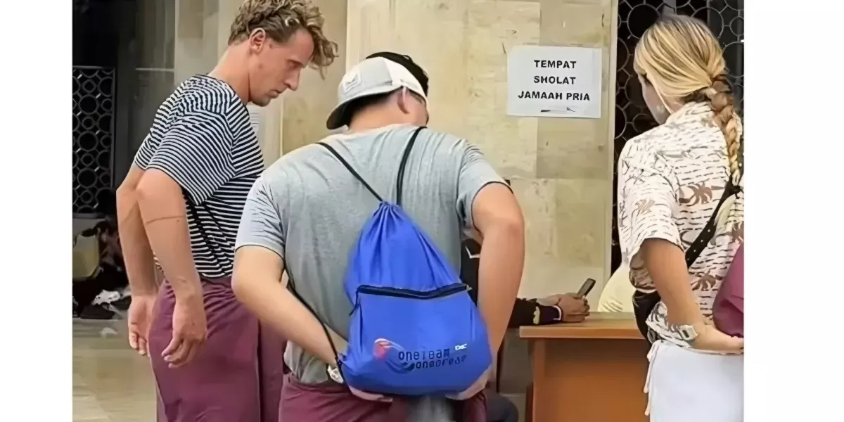 Masjid Istiqlal Sediakan Jubah bagi Turis Non Muslim sebagai Bentuk Penghormatan