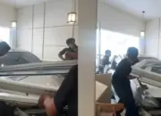 Mobil Hantam Restoran Jepang Saat Makan Siang di Gading Serpong