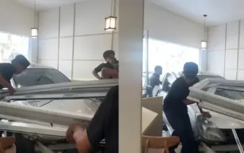 Mobil Hantam Restoran Jepang Saat Makan Siang di Gading Serpong