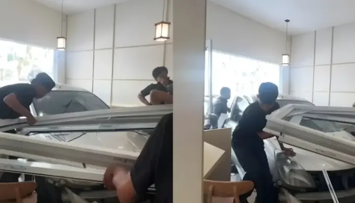 Mobil Tabrak Restoran Jepang di Gading Serpong, Pengunjung Panik Saat Makan Siang