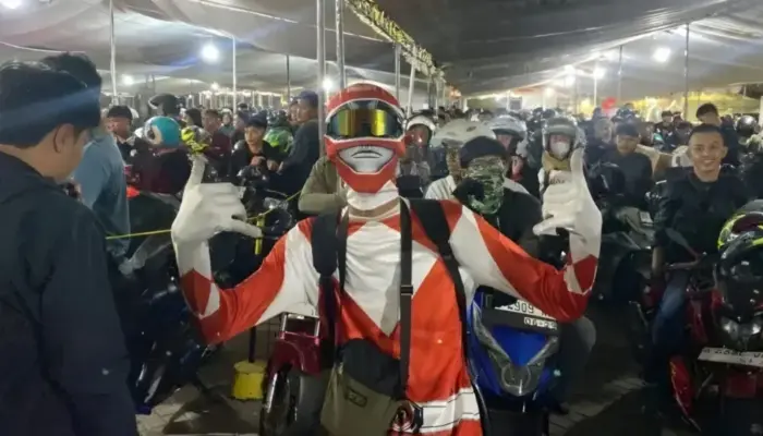 Pemudik Asal Tangerang Mudik ke Lampung Pakai Kostum Power Rangers