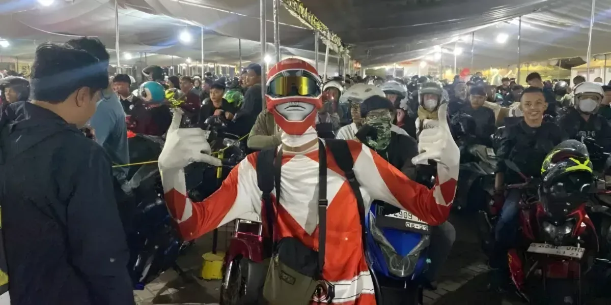 Pemudik Asal Tangerang Pakai Kostum Power Rangers Saat Perjalanan ke Lampung