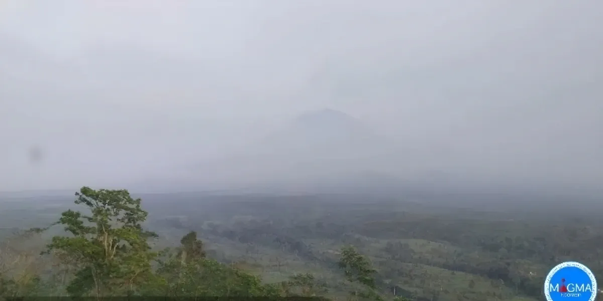 Peringatan Aktivitas Gunung Semeru Masih Intens dengan 17 Gempa Erupsi
