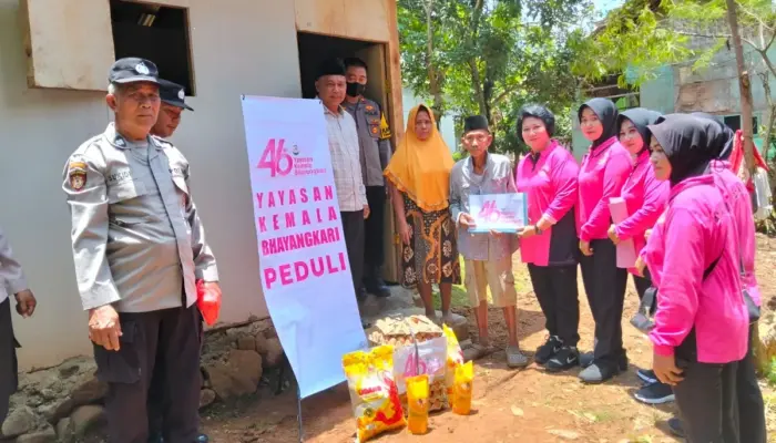 Jelang Lebaran, Polsek Tanjung Bintang dan Bhayangkari Santuni Warga Kaliasin