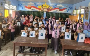 Srikandi PLN UID Lampung Edukasi Bahaya Listrik dan Salurkan Bantuan Alat Tulis di SDN 3 Perumnas Way Kandis 3 Srikandi PLN Lampung Edukasi Bahaya Listrik dan Bagikan Paket Alat Tulis di SDN 3 Way Kandis