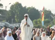 Lebaran Idulfitri 1447 H di Lampung Timur Tanpa Gelar Griya, Bupati Ella Pilih Berbagi di Jabung 12 Tanpa Kemewahan Halal Bihalal, Bupati Ella Rayakan Lebaran dengan Berbagi di Jabung