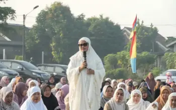 Lebaran Idulfitri 1447 H di Lampung Timur Tanpa Gelar Griya, Bupati Ella Pilih Berbagi di Jabung 5 Tanpa Kemewahan Halal Bihalal, Bupati Ella Rayakan Lebaran dengan Berbagi di Jabung