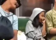 Viral! Aksi Pria di KRL Ini Bikin Haru, Rela Berbagi Layar HP untuk Anak Kecil