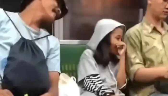 Viral! Aksi Pria di KRL Ini Bikin Haru, Rela Berbagi Layar HP untuk Anak Kecil