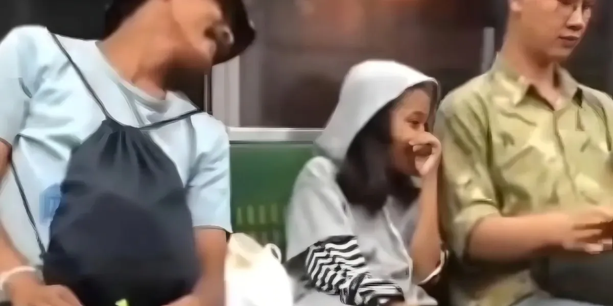 Viral di KRL Pria Ini Bikin Haru Rela Pinjamkan Layar HP untuk Anak Kecil