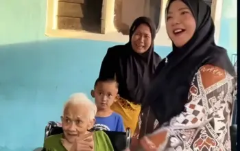 Wali Kota Bandar Lampung Eva Dwiana Salurkan Bantuan Kursi Roda kepada Warga