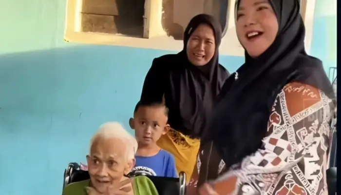 Wali Kota Bandar Lampung Eva Dwiana Serahkan Bantuan Kursi Roda kepada Lansia