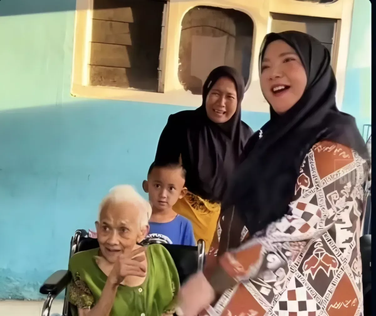 Wali Kota Bandar Lampung Eva Dwiana Salurkan Bantuan Kursi Roda kepada Warga