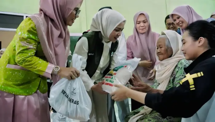 TP PKK Lampung Salurkan Bantuan Sosial, Dorong Kesejahteraan Warga Metro dan Cegah Stunting