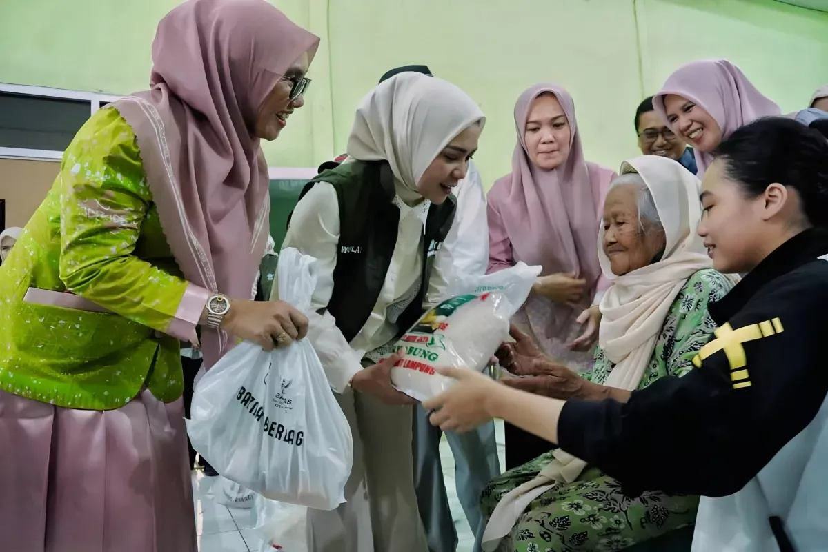 Wujud Kepedulian, TP PKK Lampung Berikan Bantuan Sosial kepada Masyarakat Metro